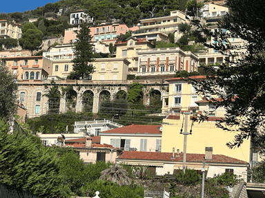 Viaduktbögen in Nizza im Jahr 2023